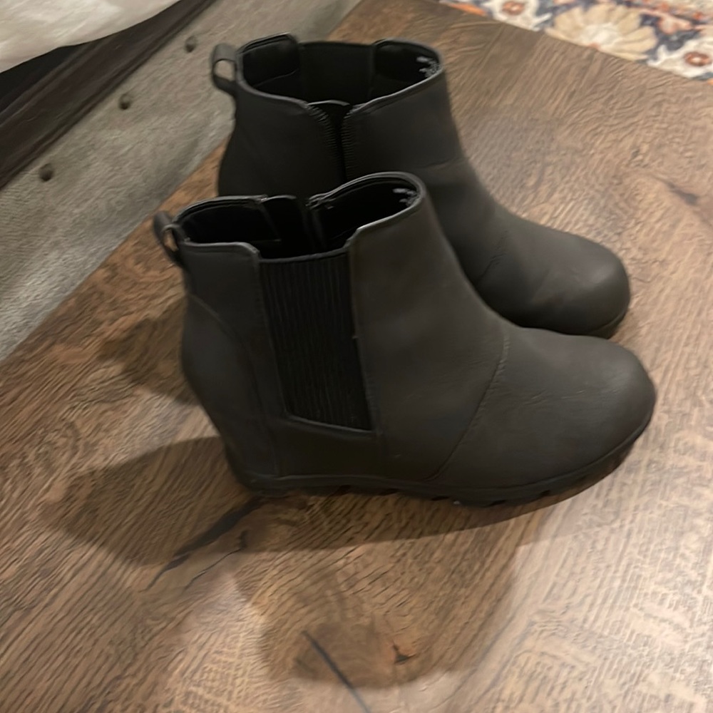 Sorel Look a-likes size 8